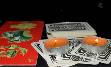 Fal baktırmak için aksesuarlarla Noel falı baktırıyor