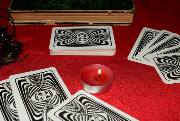 Fal baktırmak için aksesuarlarla Noel falı baktırıyor