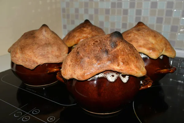 Ollas Cerámica Con Sopa Tortillas Horneadas — Foto de Stock