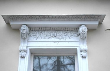 Tarihi bir binanın cephesi