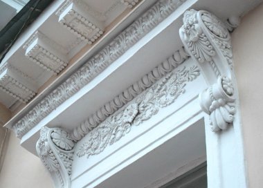 Tarihi bir binanın cephesi