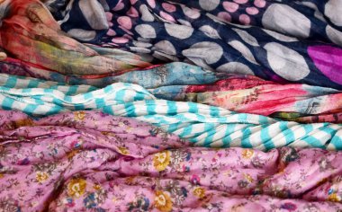Renkli kumaş parçalarının arkaplanı