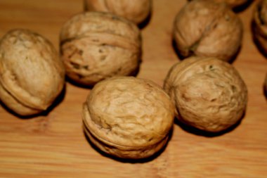 Tahta masada cevizler.