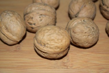 Tahta masada cevizler.