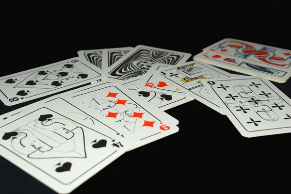 Spielkarten Auf Schwarzem Hintergrund — Stockfoto