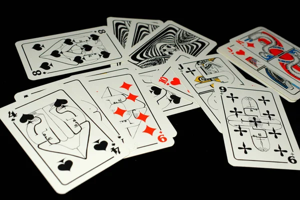 Spielkarten Auf Schwarzem Hintergrund — Stockfoto