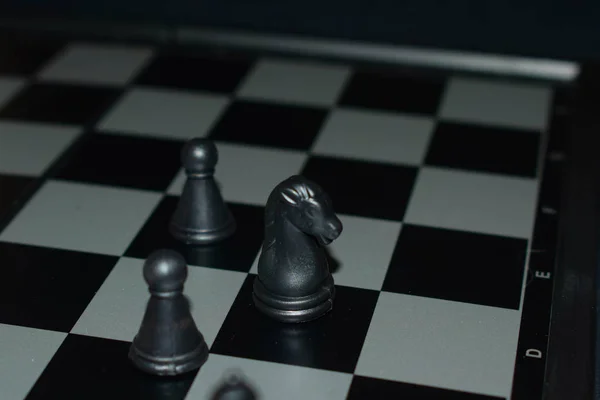 Белый Шахматная Доска Черном Фоне — стоковое фото