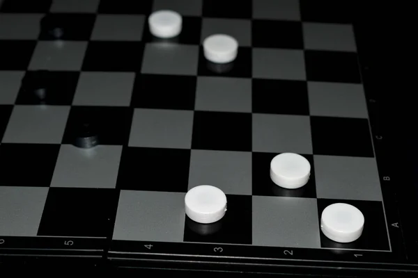 Λευκή Σκακιέρα Μαύρο Φόντο — Φωτογραφία Αρχείου