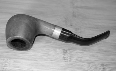 Ahşap bir arka planda sigara piposu içmek