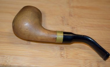 Ahşap bir arka planda sigara piposu içmek