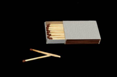 Siyah arkaplanda tahta kibrit kutusu