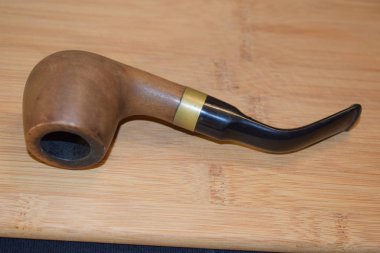 Ahşap bir arka planda sigara piposu içmek