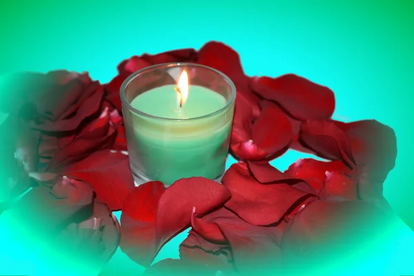 Svíčka Tmě Okvětní Lístky Růží — Stock fotografie