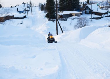 Kışın dağdan kar arabası geliyor.