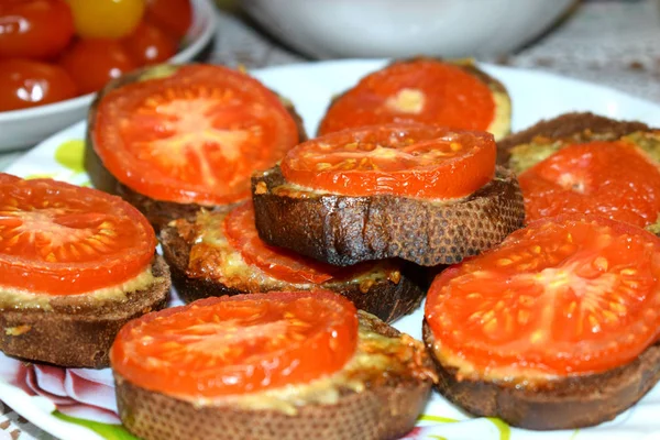 Bocadillos Con Pan Negro Tomates —  Fotos de Stock