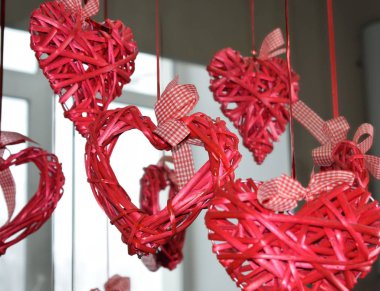  Koyu bir arka planda kırmızı örgülü kalp.