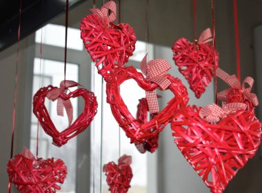  Koyu bir arka planda kırmızı örgülü kalp.