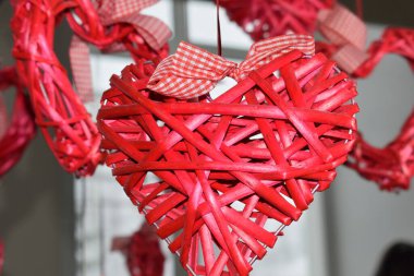 Koyu bir arka planda kırmızı örgülü kalp.