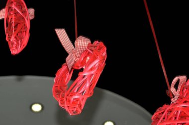 Koyu bir arka planda kırmızı örgülü kalp.