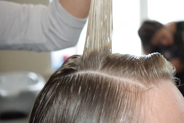 美容師がお客様の髪を切り — ストック写真