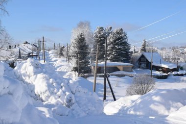 Kırsal alan, gündüzleri kış manzarası.