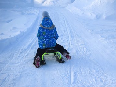 Kırsalda snowboard yapan bir kız.