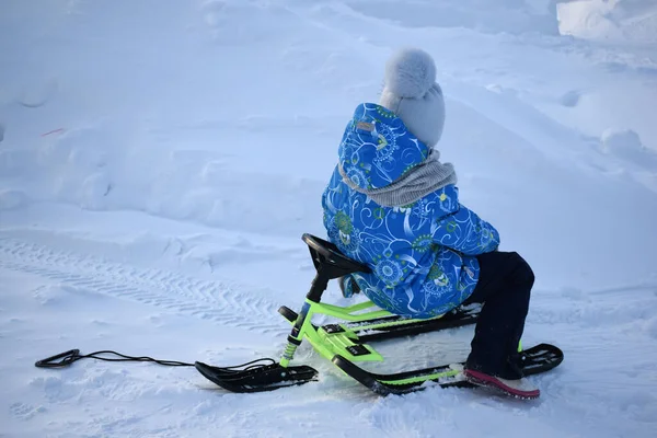 Menina Com Snowboard Campo — Fotografia de Stock