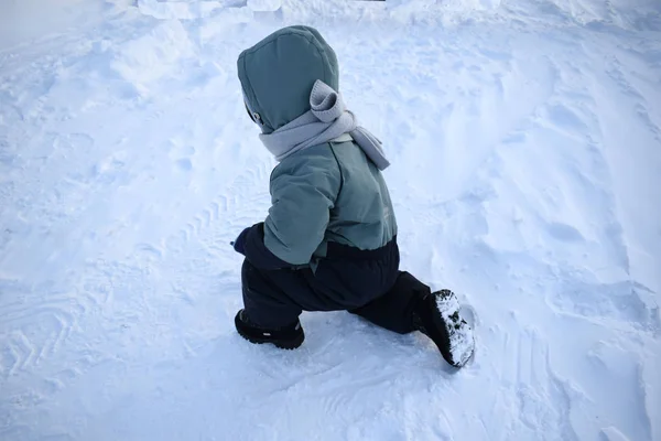 Kleines Mädchen Schnee — Stockfoto