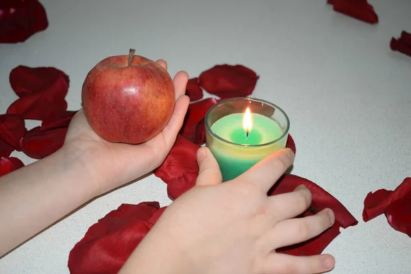 Rode Appel Hand — Stockfoto