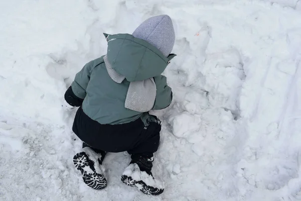 Kleines Mädchen Schnee — Stockfoto