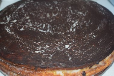 Çikolatalı pasta plaka üzerinde