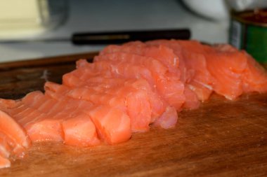 Kesme tahtasında kırmızı balık dilimi