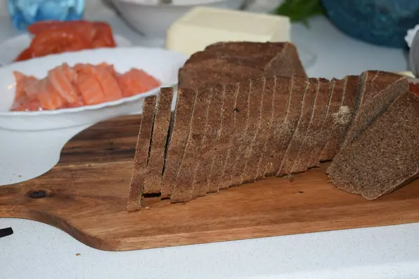 木製のボード上のパンのスライス — ストック写真
