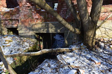 Eski harabe bir binanın mimarisi