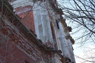 Eski harabe bir binanın mimarisi