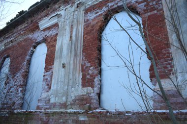 Eski harabe bir binanın mimarisi