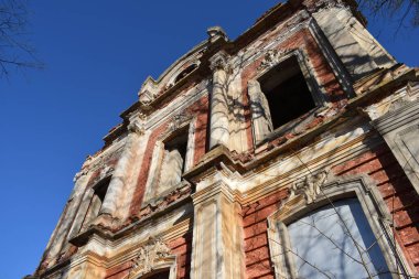 Eski harabe bir binanın mimarisi