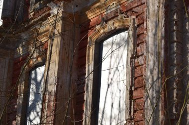 Eski bir binanın cephesi