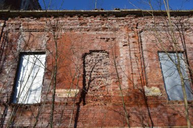 Eski bir binanın cephesi