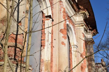 Kışın eski bir ev