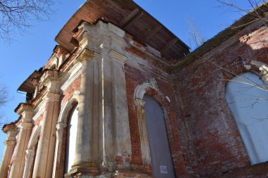 Kışın eski bir ev