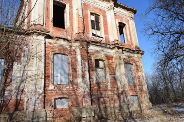 Kışın eski bir ev