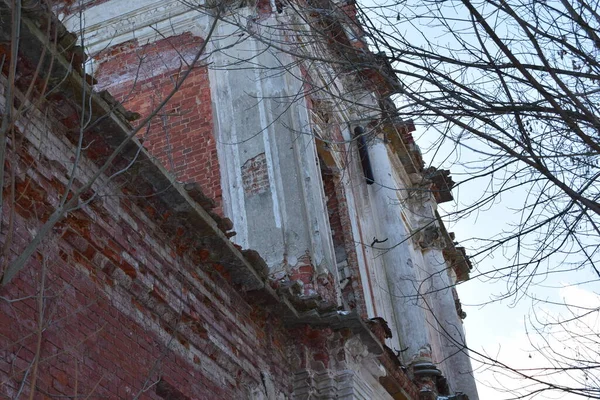一座破旧不堪的建筑物的建筑 — 图库照片