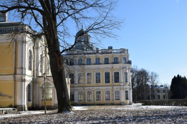 Eski bir binanın cephesi