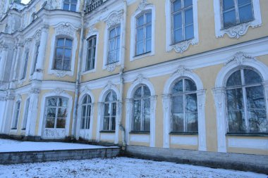  Eski bir binanın cephesi