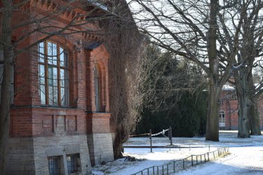 Kırsaldaki eski kırmızı tuğla bina.