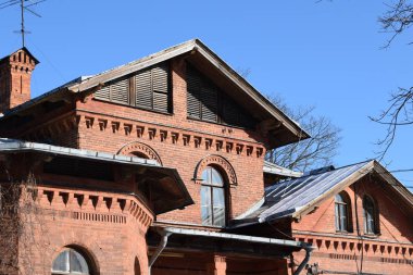 Köydeki eski tuğla ev.