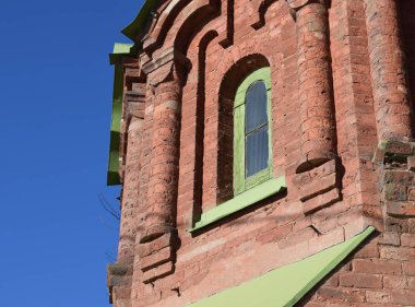 Kışın eski bir ev