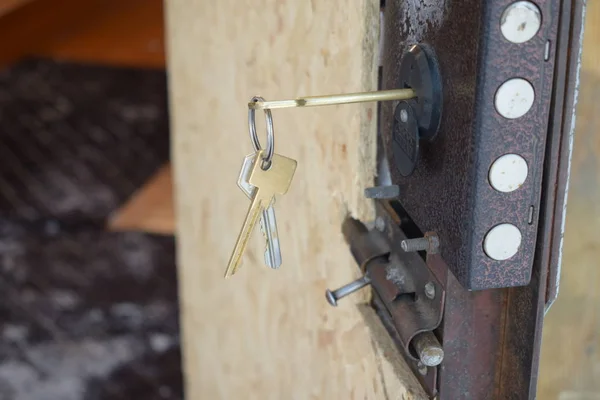 Kapıda Eski Bir Kilit Anahtar Var — Stok fotoğraf
