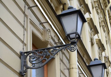 Eski bir binanın cephesi